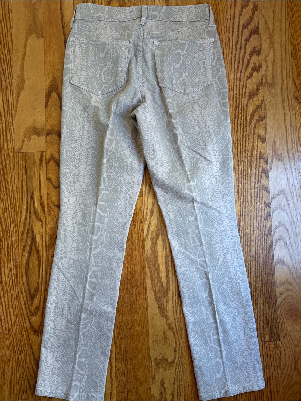 NYDJ Straight Leg Jeans in Light Snake Print - Cream/Gray. Size:2 - Picture 11 of 11